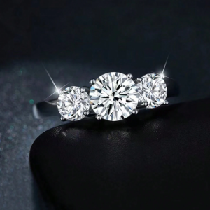 2/4ct Moissanite Side Band