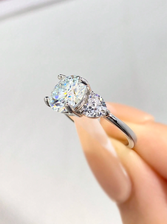 Double Heart Four-claw 3ct Moissanite Ring - Image 4