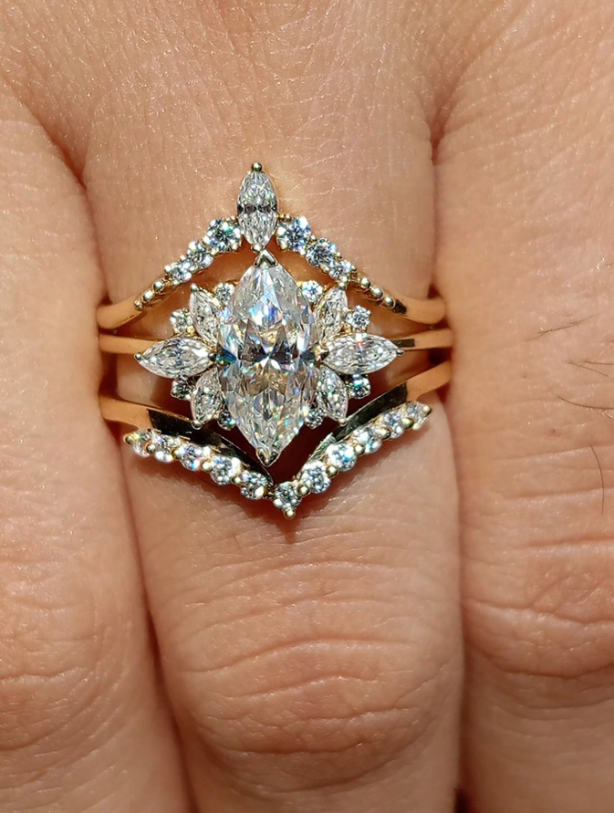 V-Shaped Horse Eye Wedding Ring Set - Image 6