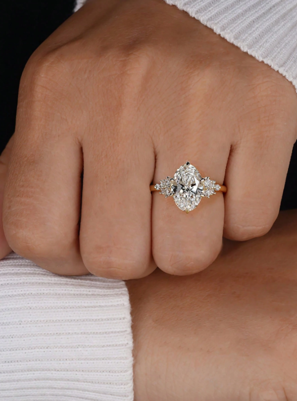 Elegant Round Oval Cubic Zirconia Ring - Image 2