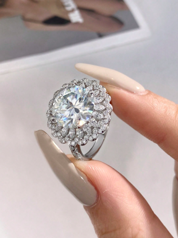 5ct Moissanite Full Star Ring - Image 3