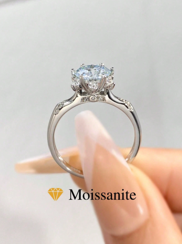 Six-Claw Flower Shape 2ct Moissanite Ring - Image 2