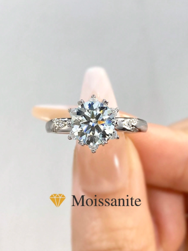 Six-Claw Flower Shape 2ct Moissanite Ring