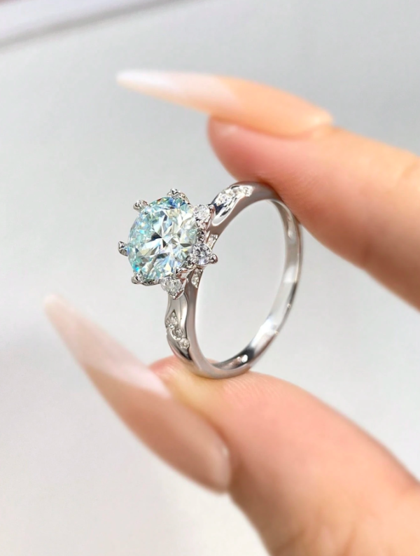 Six-Claw Flower Shape 2ct Moissanite Ring - Image 3