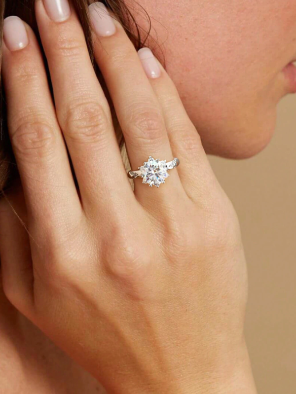 Six-Claw Flower Shape 2ct Moissanite Ring - Image 4