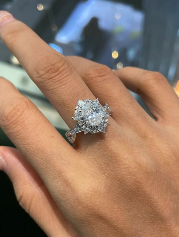 Oval Chante Moissanite Wedding Ring - Image 3