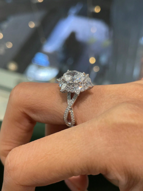 Oval Chante Moissanite Wedding Ring - Image 4
