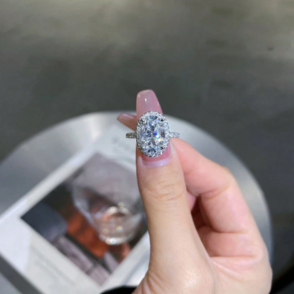 Pigeon Egg 5CT Moissanite Ring Diffuse Noble Oval Diamond Ring - Image 2