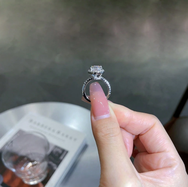 Pigeon Egg 5CT Moissanite Ring Diffuse Noble Oval Diamond Ring - Image 3