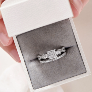 6*6mm 0.8 Ct Princess Cut Pear Associated Stones High Grade Cubic Zirconia Engagement Ring