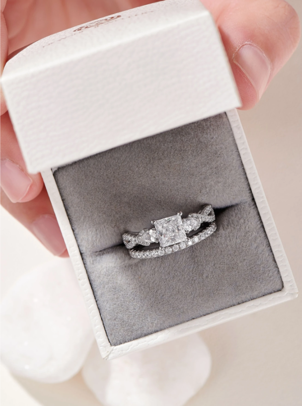 6*6mm 0.8 Ct Princess Cut Pear Associated Stones High Grade Cubic Zirconia Engagement Ring