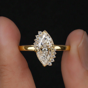 Classic And Gorgeous Horse-Eye Ring With Diamonds