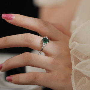 Luxurious One-Of-A-Kind Emerald Green S925 Sterling Silver Ring